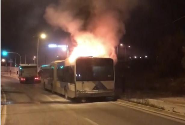 Πανικός σε λεωφορείο του ΟΑΣΑ που τυλίχτηκε στις φλόγες (Video)
